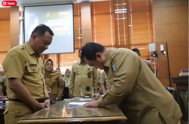 
					Pj Bupati Jombang Teguh Narutomo melakukan perjanjian kinerja dengan seluruh perangkat pejabat di jajaran Pemkab Jombang agar mampu menunjukan hasil kerja yang terbaik,  di ruang Soera Adiningrat Pemkab Jombang, Senin 20 Januari 2024. Foto: jombangkab.go.id