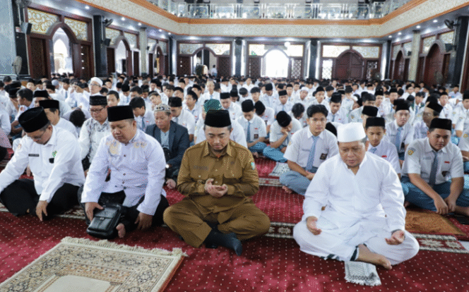 
					Acara Doa Bersama Menghadapi Ujian SMA di Jombang, dihadiri Pj Bupati Teguh Narutomo yang memberi motrivasi dan wejangan untuk para siswa di masjid agung Baitul Mukminin Alun Alun Jombang. Selasa pagi, 21 Januari 2025. Foto: jombangkab.go,id