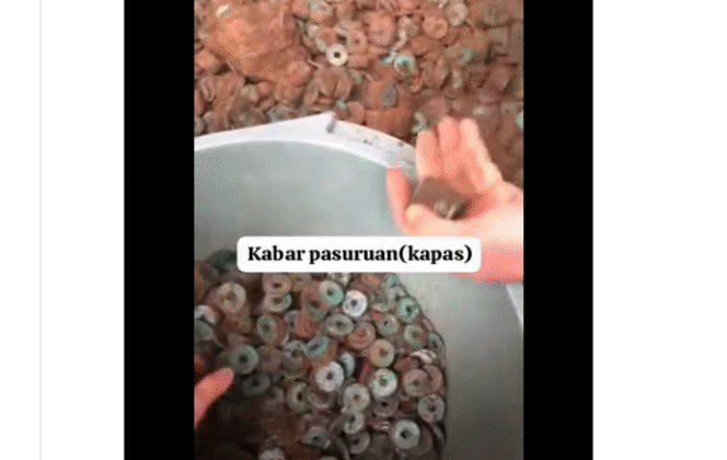 
					Seorang petani bernama Kariyo (47), warga Dusun Slorok, Desa Andonosari, Kecamatan Tutur.secara tidak sengaja menemukan ribuan koin dan guci bertuliskan aksara Tiongkok, diduga merupakan peninggalan dari masa Dinasti Qing, Sabtu pagi, 25 Januari 2025. tangkap layar video instagram@kabarpasuruan.