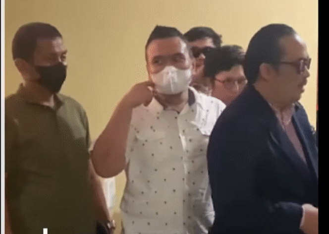 
					Sebanyak 60 pedagang di Makassar mengaku tertipu sekitar Rp 5 miliar, dalam pedagangan digital menggunakan aplikasi KFL. Mereka melapor ke polrestabes Makassar, Jumat 17 Januari 2025. Tangkap layar video youtube@kompasTV
