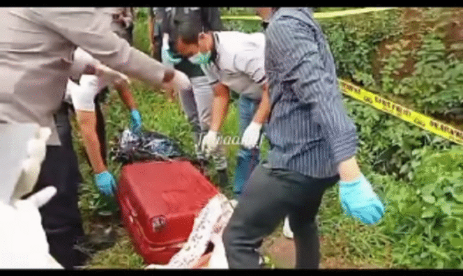 
					Warga desa Dadapan, Kecamatan Kendal, Ngawi menemukan koper berisi may4t perempuan dalam kondisi bugil, Kamis 23 Januari 2025. Instagram@jawaaktif