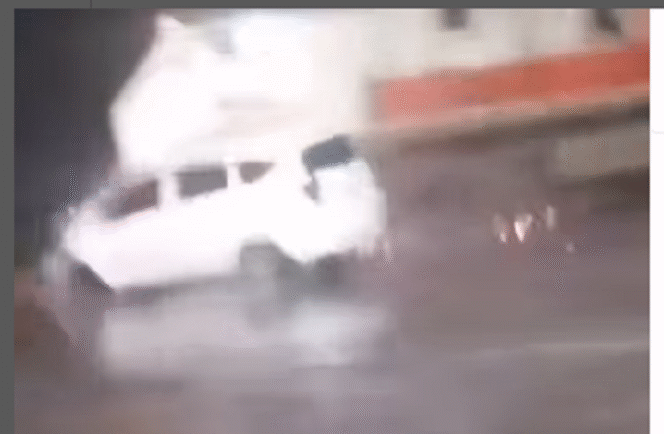 
					Sebuah minibus rombongan santri Pondok Sidogiri Pasuruan, tertabrak rangkaian KA Pandalungan, di Senin (20/1/2025) di daerah Latek Kecamatan Bangil Kabupaten Pasuruan, Senin pukul 19.30, 20 Januari 2025. Tangkap layar video instagram@pasuruan.kekinian