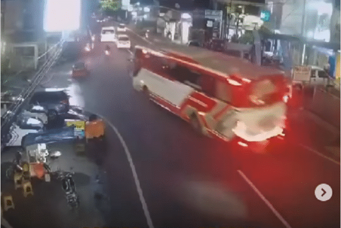 
					Bus wisata Shakindra angkut siswa SMK TI Bali Global alami rem blong di kota batu, Rabu 8 Januari 2025. Menyebabkan empat korban jiwa dan sepuluh luka-luka. Instagram@ctd.insider