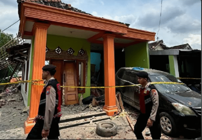 
					Rumah milik Ipda Maryudi seorang anggota polisi di Mojokerto, menyebabkan ibu dan anaknya meninggal dunia. Insiden ini terjadi  di desa Sumolawang, kecamatan Puri, kabupaten Mojokerto, Senin, 13 Januari 2025. Instagram@aslimojoktertocom