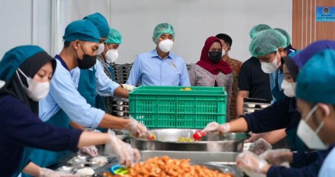 
					Menu Makan Bergizi Gratis (MBG) sedang disiapkan di Dapur Makanan Bergizi (DMG) Satuan Pelayanan Pemenuhan Gizi (SPPG) di Tanah Sereal, Bogor, Jawa Barat (Foto: Istimewa)