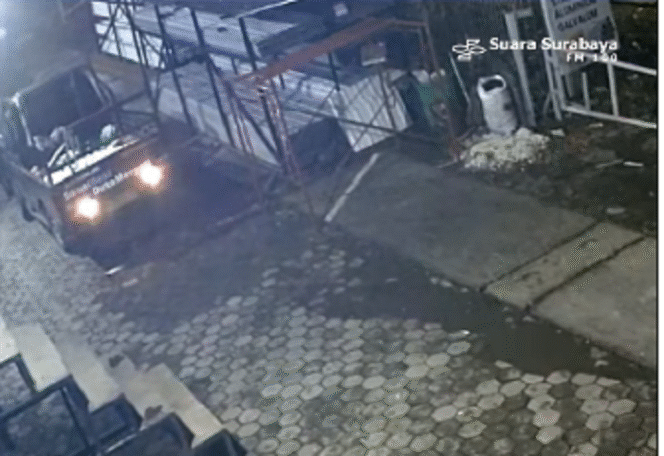 
					Sebuah mobil pick-up milik sebuah toko bangunan di kawasan MERR, Surabaya dicuri, Sabtu 4 Januari 2025, GPS Mobil menunjukkan posisi berada di Tanah Merah Bangkalan. Tangkap layar video instagram@suarasurabayamedia