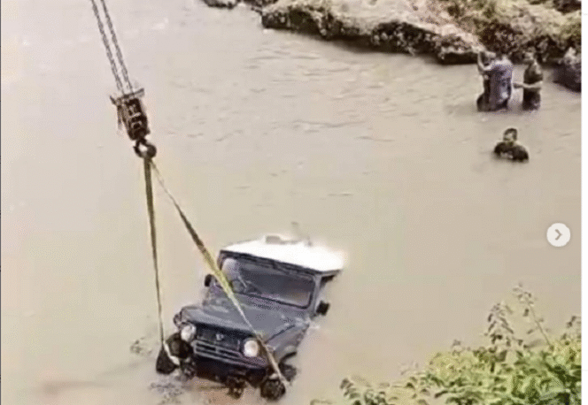 
					Mobil Taft ini terjun ke sungai Karangploso, Piyungan,Bantul, Yogayakarta, gegeara pengemudinya lupa menarik tuas rem tangan. Instagram@merapi_udercover