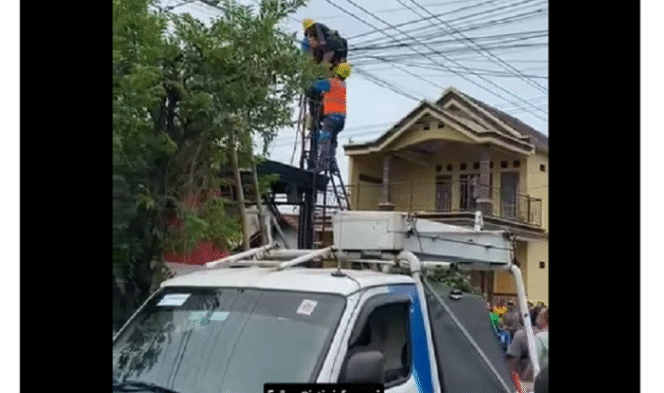 
					Petugas melakukan evakuasi seorang pemuda yang tewas tersengat listrik saat memasang kabel instagalasi di Prambon, Nganjuk, Jatim, Rabu 22 Januari 2025. Instagram@celahid