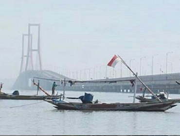 Warga mengajukan ada pemeriksaan STNK di Jembatan Surabaya, untuk mencegah kasus tindak kriminal. Instagram@explore_suramadu