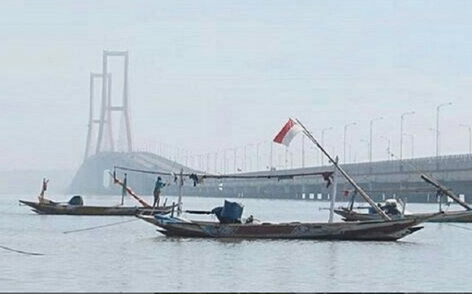 
					Warga mengajukan ada pemeriksaan STNK di Jembatan Surabaya, untuk mencegah kasus tindak kriminal. Instagram@explore_suramadu