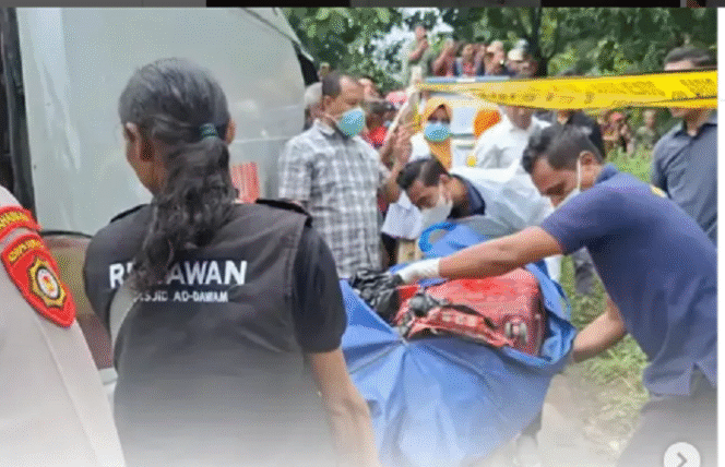 
					Petugas kepolisian Ngawi tengah mengevakuasi sebagian tubuh mendiang Uswatun Khasanah, 29, warga Garum Blitar,  jasadnya ditemukan di Ngawi, 23 Kamis 23 Januari 2025. Instagram@iki.ngawi