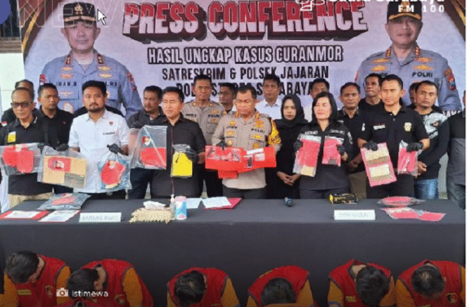 
					Kapoltabes Surabaya Kombes Lutfie Sulistiawan bersama jajarannya menggelar konferensi pers, mengungkap penangkapan 32 orangn tersangka pelaku curanmor periode Desember 2025 hingga Januari 2025. Instagram@humaspoltabessurabaya