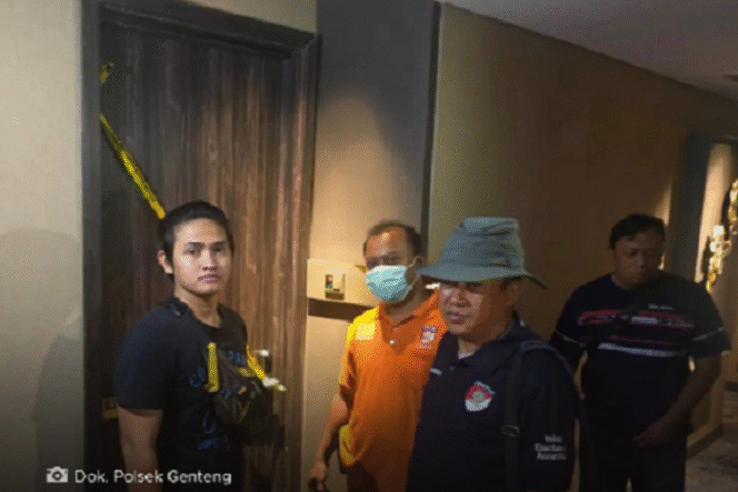 
					Petugas kepolisian Polsek Genteng, Surabaya menyegel sebuah kamar di kawasan Tujungan, lokasi seorang pria asal Bubutan Surabaya mencekik pacarnya hingga tewas, Kamis dini hari 16 Januari 2025. Instagram@suarasurabayamedia/polsek genteng