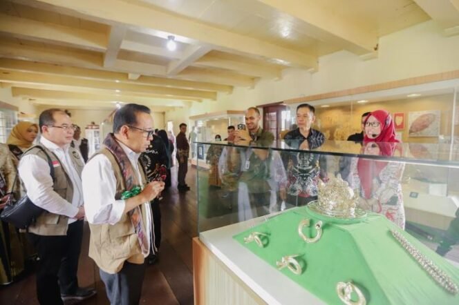 
					Menko PMK, Pratikno saat meninjau Musem La Galigo di Makassar, Kamis (2/1/2025). (Foto: SWARAJOMBANG.COM/ Anwar Hudijono)