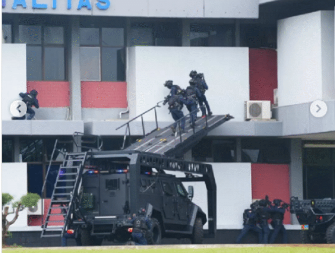 
					Pada acara peresmian Barak Siaga Denjaka Marinir di Cilandak, Panglima TNI Jenderal Agus Subiyanto menyaksikan aksi demotransi keunggulan pasukan Denjaka marinir, Senin 20 Januari 2025. Instgaram@puspentni