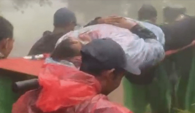 
					Seorang pendaki Lawu, Reza berbobot badan 100 kg terpeleset dan cidera. Sebanyak 20 relawan Tim relawan dari Lembaga Masyarakat Desa Hutan (LMDH) menggunakan tandu mengevakuasi korban selama lima turun gunung. Foto: Dok Relawan/Kompas.com