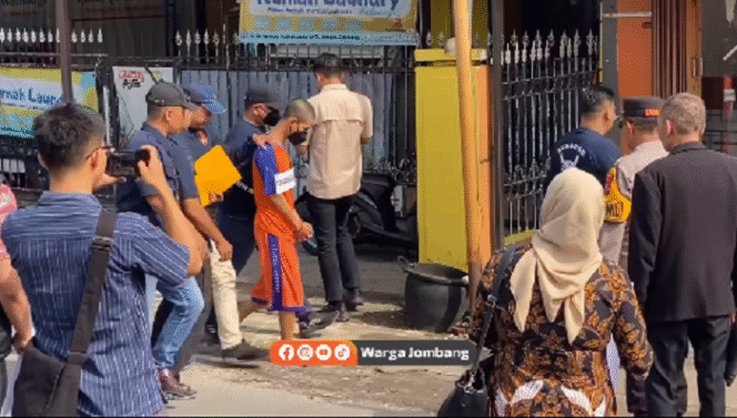 
					Polisi mengiring tersangka ke lokasi rekonstruksi Baerbershop Masterpiece di Sengon, Jombang, dalam peragaan rekonstruksi Jumat, 24 Januari 2025. Tangkap layar video Instagram@wargajombang