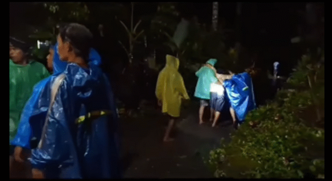 
					Hujan lebat di kawasan kabupaten Klungkung, Bali, menyebabkan longsor di bukit Muncung dan menimpa pesraman Batu Jati, di desa Pikat Klungkung, Minggu pukul 19.00 Wita, 19 Januari 2025. tangkap layar video instagram@hallo.denpasar