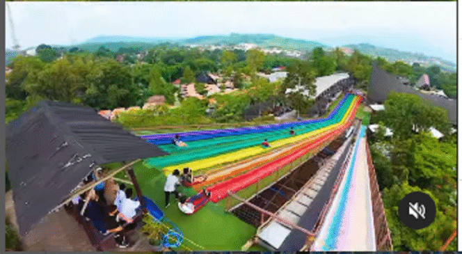 
					Beginilah suasana di dusun wisata Semilir, Semarang. Inilah prosotan setinggi 40 meter dengan panjang 120 m. Instagram@dususemilir