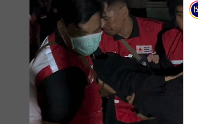 
					Petugas PMI memberi pertolongan kepada seorang ibuyang merasa pusing saat menunggu kedatangan rombongan outing class dari pantai Drini kembali ke  SMPN 7 Mojokerto, pukul 21.00 WIB, Selasa 28 Januari 2028. Tangkap layar video instagram@kabarmojokerto.id
