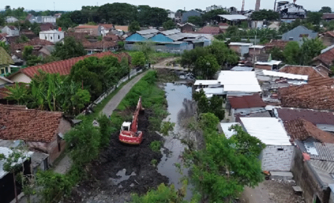 
					Dinas PUPR melaksanakan normalisasi sungai Sude, yang melintasi desa Pulo Lor, untuk mengurangi banjir di Jombang Kota. Tangkap layar video instagram@waga.jombang