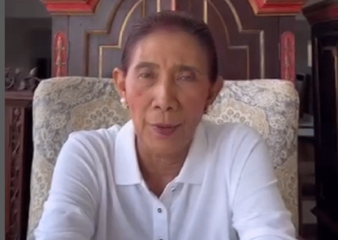 
					Muncul pesan aneh dari HP  Susi Pudjiastuti kepada para followernya, didga ada pesan rahasia. Ternyata HP itu sedang dibuat mainan oleh cucunya. Instagram@susipudjiastuti115