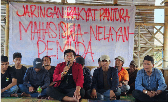
					Perkumpulan nelayan dan mahasiswa yang tergabung dalam Jaeringan Rakyat Pantura (JRP) menyatakan bahwa pagar laut sepanjang 30,15 km merupakan hasil swadaya masyarakat untuk mencegah abrasi, pemecah ombak dan mitigasi. Foto:RRI/Saadatuddaraen