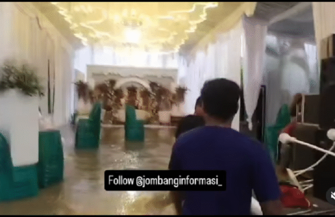 
					Beredar video banjir merendam lokasi tenda hajatan pernikahan warga di desa Gondek Kecamatan Mojowarno Jombang, Senin, 27 Januari 2024.  Tangkap layar video instagram@jombanginformasi_
