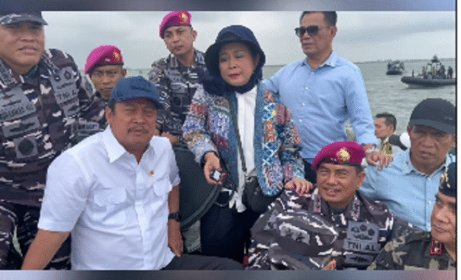 
					Pembongkaran pagara laut sepanjang 30,16 km, tanggal 22 Januari 2025 ini juga dihadiri oleh Menteri Kelautan dan Perikanan Sakti Wahyu Trenggono, Menteri Agraria dan Tata Ruang Nusron Wahid, KSAL Laksamana Muhammad Ali serta Ketua Komisi IV DPR Siti Hediati Haryadi. Instagram@swtrenggono 