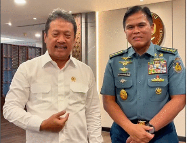 
					Menteri KKP Sakti Wahyu Trenggono melakukan rapat koordinasi bersama KSAL Laksamana Muhammad Ali membahas penanganan hukum adanya pagar laut sepanjang 30,15 km di kawasan Tangerang. Rabu 22 Januari akan dilakukan penyegelan. Instagram@swtrengono