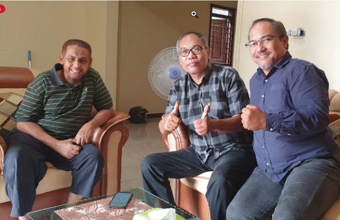 
					Saat bertemu ke rumah Umar Patek (kiri) bersama Nasir Abbas (kanan) sambil menyeruput kopi Ramu 66 buatan tuan rumah. Foto: SWARAJOMBANG.COM/Herlambang