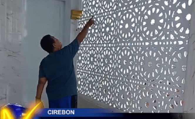 
					Disinilah, pria berusia 44 tahun, nekad mengakhiri hidupnya di teras samping masjid Al Mubarok Masjid Jami Almubarok di Desa Gombang, Kecamatan Plumbon, Kabupaten Cirebon, Rabu (8/1), sekitar pukul 23.15 WIB. tangkap layar video instagram@wewacara_rctv