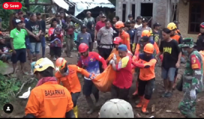 
					Tim SAR Malagn Raya gabungan dan BPBD Jombang berhasil menemukan jasad Ducha Ismail, 56, korban longsor di Wonosalam, pada pukul 16.00 Jumat, 24 Januari 2025. Instagram@wargajombang