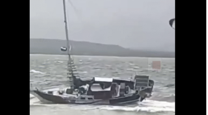 
					Inilah kapal jenis Yatch bernama Australia, yang ditumpangi oleh pasangan suami istri a warga negara Australia, Watt Peter John (63) dan Delves Catherine Winifred (61). Yatch itu mengalami kerusakan mesin, tak bisa bergerak terombang-ambing di pantai Pulau Gili Iyang, Kecamatan Dungkek, Kabupaten Sumenep, Madura, Jawa Timur. tangkap layar video@wecarebangkalanmadura