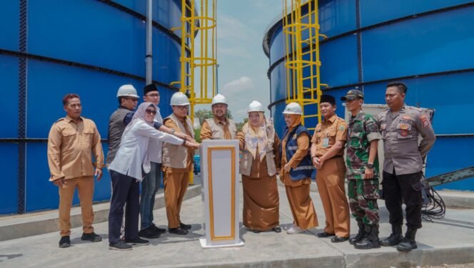 
					Foto: Istimewa
Bupati Gresik saat meninjau reservoir yang baru diresmikan di Kecamatan Duduksampeyan