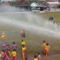 Damkar Luamajgn bikin acara asyik berupa hujan buatan untuk mengguyur sekitar 157 anak-anak PAUD/TK dan guru, menggunakan selan air dari mobil pemadam kebakaran. Mereka berorak srai, menjerit kegirangan. Merupakan bagian dari acara edukasi dan sosialisasi pencegahan kebakaran kepada anak-anak usia dini, Selasa, 18 Februari 2025. Tangkap Layar Video Instagram@damkar_kabupaten_luamajang