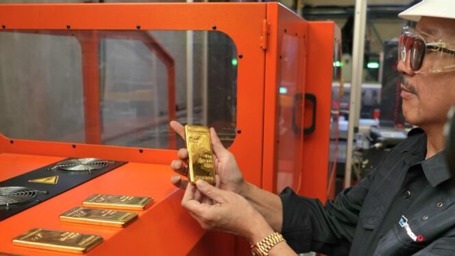 
					Foto; Istimewa
Pengiriman perdana emas batangan dari fasilitas Precious Metal Refinery (PMR) 
Smelter PTFI ke PT Aneka Tambang Tbk 
(ANTAM) di Pulogadung Jakarta, Rabu (12/2). Jumlah pengiriman perdana ini 
sebanyak 125 kilogram, senilai Rp 207 miliar
dengan kadar kemurnian 99,99 persen