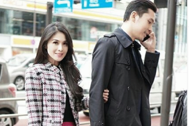 
					Pasangan selebiritis nasional Harvey Moies dan istrinya, Sandra Dewi. Instagram@harvey_moeis