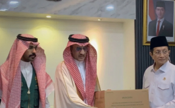 
					Duta Besar (Dubes) Arab Saudi untuk Indonesia Faisal Bin Abdullah H Amodi menyerahkan 100 ton kurma dari Raja Salman, kepada  Menteri Agama (Menag) Nasaruddin Umar di Kantor Menag, Jakarta, Jumat, 14 Februari 2025. Instagram@idx.channel