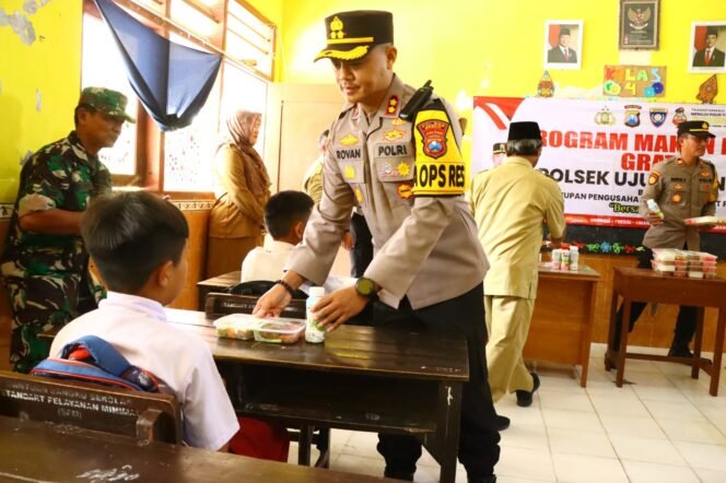 
					Kapolres AKBP Rovan Richard Mahenu memimpin anggotanya membagikan  MBG untuk siswa UPT SD Negeri 302 Desa Ngimboh Kecamatan Ujungpangkah,