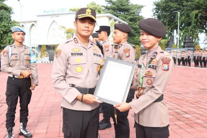 
					Foto: Istimewa
Kapolres AKBP Rovan Richard Mahenu menyerahkan penghargaan untuk anggota Polres Gresik yang berprestasi dibidang olah raga.