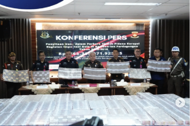 
					Meja di acara konferensi pers Kejaksaan Agung di jakarta, Selasa 25 Februari 2025 kemarin penuh uang, totalnya Rp 565,3 miliar. Disebutkan sebagai uang yang dikembalikan oleh sembilan tersangka kepada negara. Instagram@kejaksaan.ri