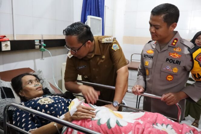 
					Foto: nIstimewa
Wakil Bupati dr. Asluchul Alif, bersama Kapolres AKBP Rovan Richard Mahenu, mengunjungi Satri (60) warga Dusun Karangmelati Desa Jombangdelik, Kecamatan Balongpanggang di RS Wali Songo.