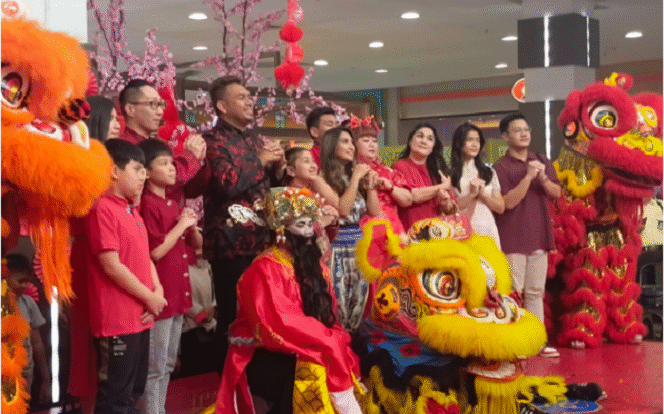 
					Direktur Lippo Plaza Sidaoarjo, Erick Rihardo berbaur dengan massa jadi Dewa Uang, bagi-bagi angpao pada puncak acara Imlek,, Minggu 2 Februari 2025. Foto: Sugeng Purnomo