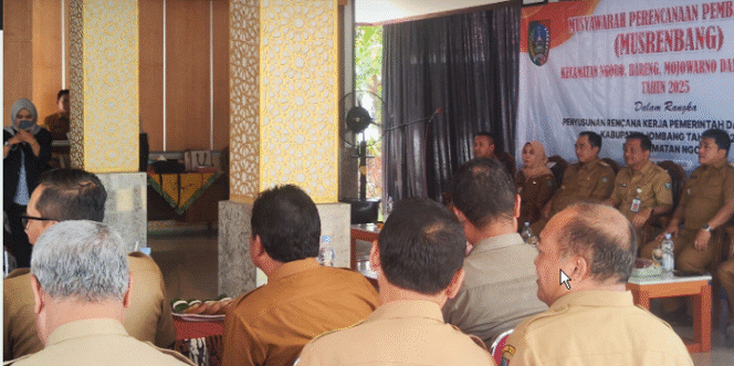 
					PJ Bupati Jombang, Teguh Narutomo pimpin Musrenbang di kecamatan Ngoro, Rabu 18 Februari 2025. Jombangkab.go.id