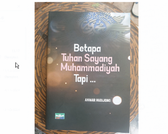 
					Sampul depan buku berjudul: Betapa Tuhan Sayang Muhammadiyah, tetapi.. Buah karya jurnalis Anwar Hudijono. Foto: Hadi S. Purwanto/swarajombang.com