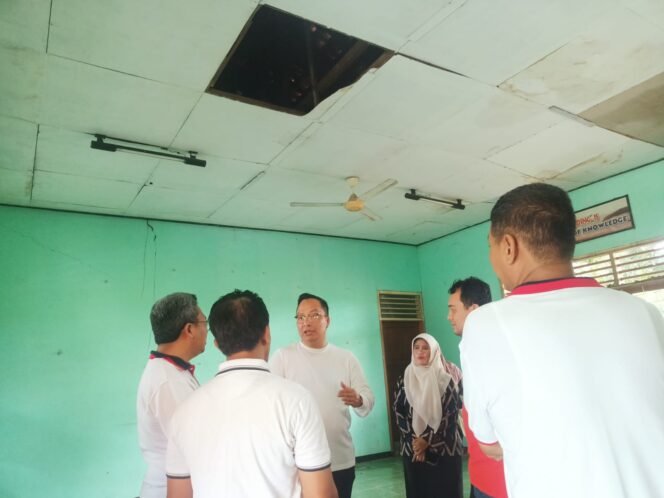 
					Foto: Istimewa
Wabup Gresik dr. Asluchul Alif saat meninjau salah satu ruang kelas di SMPN Kedamean.