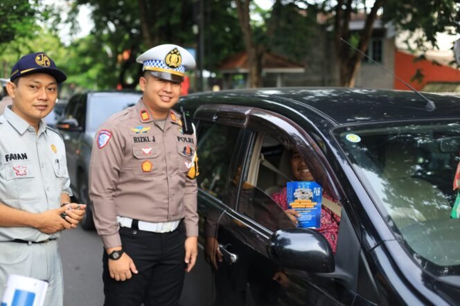 
					Foto: Istimewa
Kasat Lantas AKP Rizki Julianda Putera Buna, S.I.K. memimpin langsung kampanye keselamatan berlalu lintas di GKB Gresik.