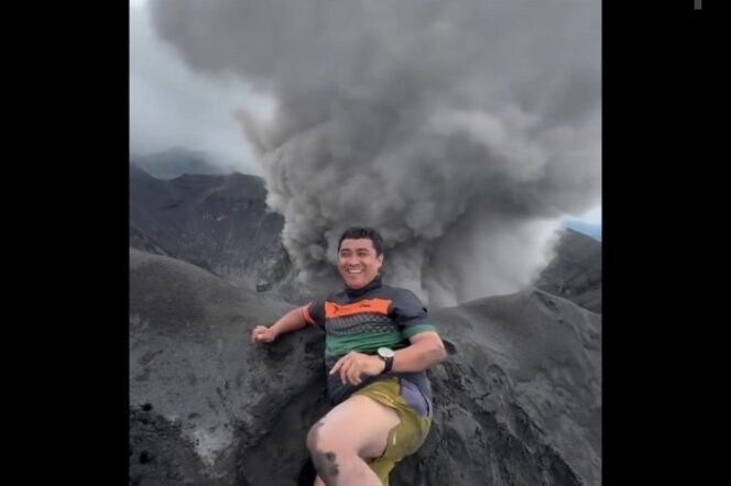 
					Mengabadikan Detik-detik Gunung Dukono Sedang Erupsi