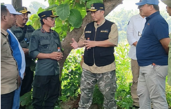 
					PJ Bupati Jombang, Teguh Nartuomo berhenti sejenak di lahan kebun jagungwilayah KPH Jombang, berdiskusi soal ketahanan pangan untuk wilayah Jombang.  Foto: jombangkab.go.id